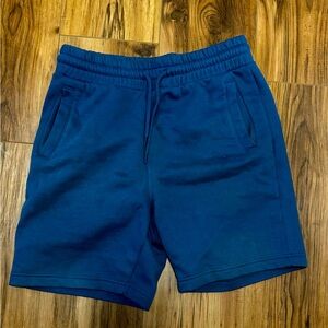 Selling this blue nice shorts because its too simple